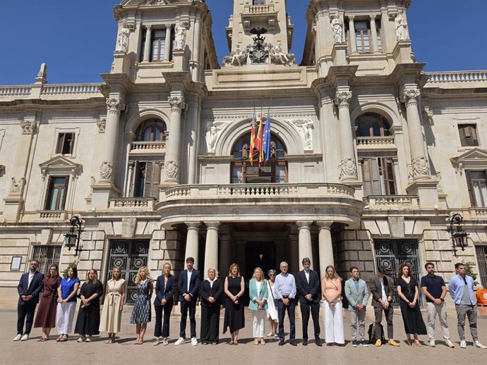 L'Ajuntament de València recorda a les víctimes del metro amb un minut de silenci.