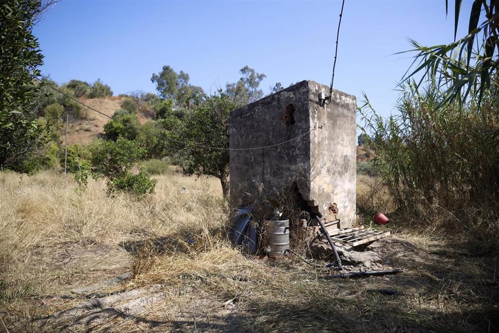 Zona en la que han localizado el cádaver de una mujer dentro de un pozo. A 01 de julio de 2026, en Rincón de la Victoria (Málaga, Andalucía, España). El cadáver de una mujer ha sido hallado este miércoles en un pozo cerca de la autovía en la localidad mal
