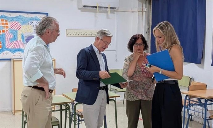 El delegado territorial de Educación, en el centro, visita el IES Cantely de Dos Hermanas