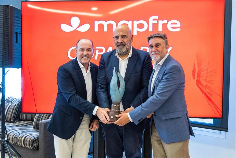 Desde la izquierda: Rafael Gil, Jaime Martínez y Javier Olías trtas la firma del acuerdo de renovación entre Mapfre y la Copa del Rey de vela