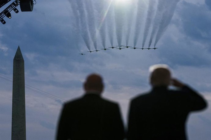 ARQUIVADO – 15 de junho de 2026, EUA, Washington: O presidente dos EUA, Donald Trump (à direita), e o CEO do UFC, Dana White (à esquerda), na Varanda Truman, enquanto os Thunderbirds e os Blue Angels realizam uma exibição aérea durante o Ultimate Fighting