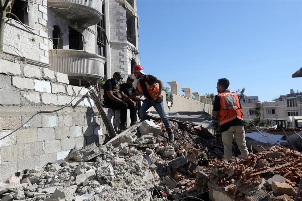 Trabajos de búsqueda y rescate en un edificio alcanzado por un bombardeo del Ejército de Israel contra la Franja de Gaza (archivo)