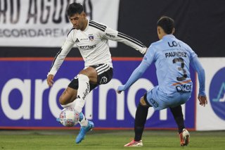 Futbol, Colo Colo vs O’Higgins. Fecha 1, Copa Chile 2026. El jugador de Colo Colo Diego Ulloa, izquierda, disputa el balon con Felipe Faundez de O’Higgins durante el partido de la Copa Chile realizado en el estadio Monumental de Santiago,