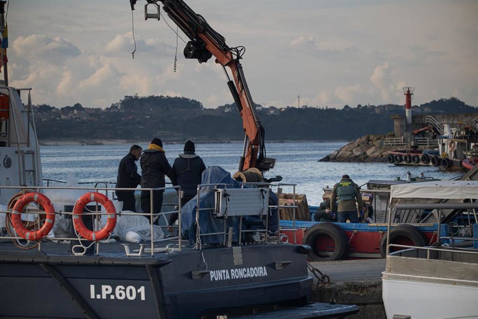 Archivo - Efectivos de la Guardia Civil y allegados de los tripulantes del 'bateeiro' en el lugar donde se ha hundido un barco ‘bateeiro’, a 12 de diciembre de 2024, en O Grove, Pontevedra, Galicia (España). El patrón del barco 'bateeiro' 'Hermanos Rey', 