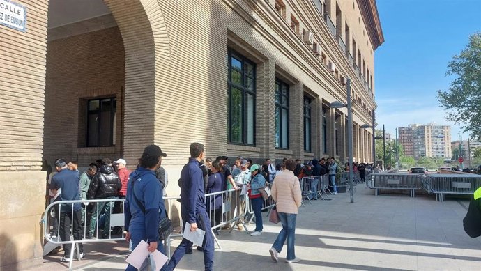 Archivo - Filas de migrantes en el Ayuntamiento de Zaragoza para llevar a cabo los trámites para la regularización extraordinaria.