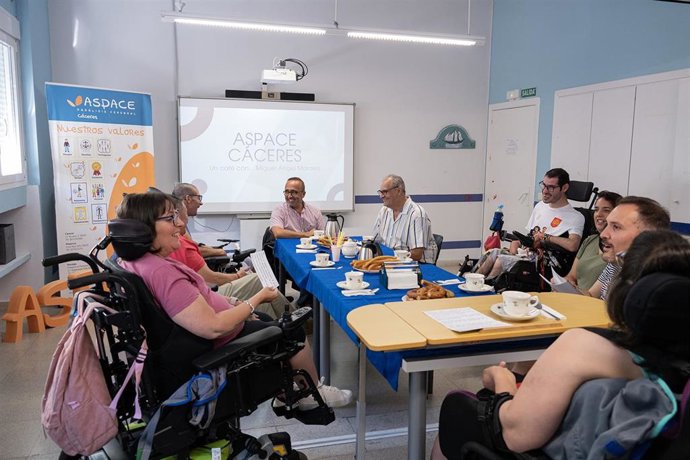 El presidente de la Diputación de Cáceres, Miguel Ángel Morales, participa en un desayuno de Aspace para conocer las necesidades de las personas con discapacidad