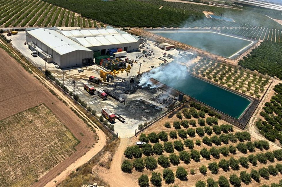AMP.- Sucesos.- Bomberos del CEIS extinguen un incendio en una nave hortofrutícola de Torre Pacheco