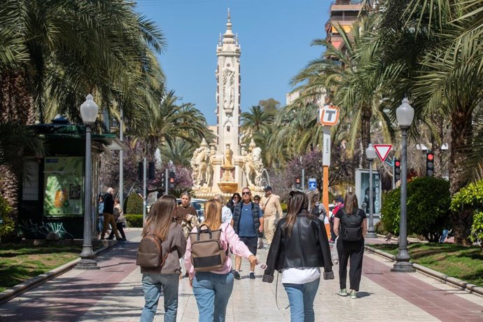 Archivo - Turistas por el centro de Alicante