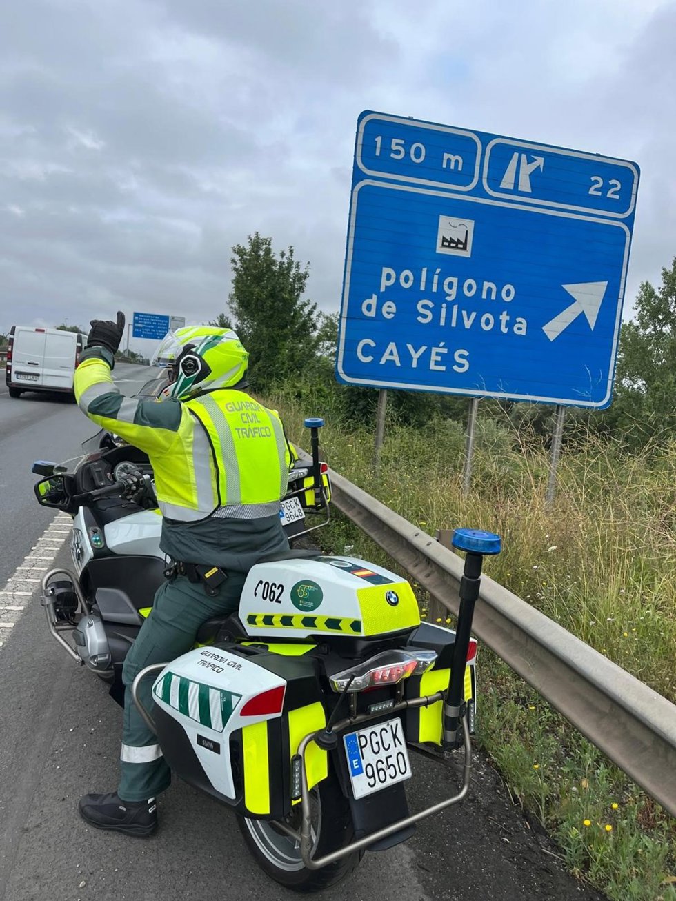 Agentes de la Guardia Civil en el desvío al polígono de Silvota (Llanera).