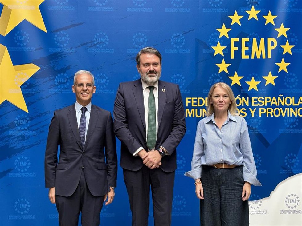 El secretario general de la FEMP, Luis Martínez-Sicluna, y el secretario de Estado de Juventud e Infancia, Rubén Pérez, firman un protocolo para luchar contra la pobreza infantil y promover el bienestar de los menores.