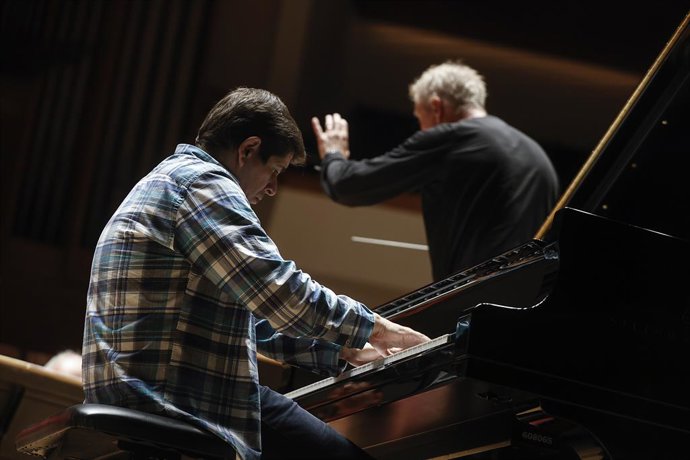 Archivo - El director musical y artístico de la Orquesta de València, Alexander Liebreich y el pianista Javier Perianes, en el Palau de la Música, en imagen de archivo.