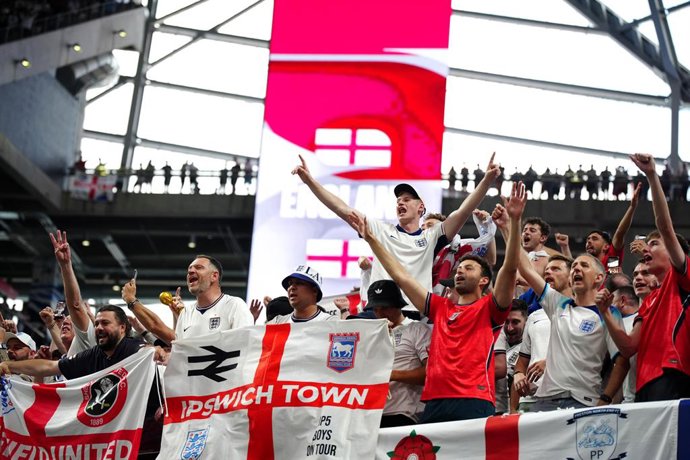 01 July 2026, US, Atlanta: England fans in the stands celebrate following the 2026 FIFA World Cup Round of 32 soccer match between England and DR Congo at Atlanta Stadium. Photo: Bradley Collyer/PA Wire/dpa