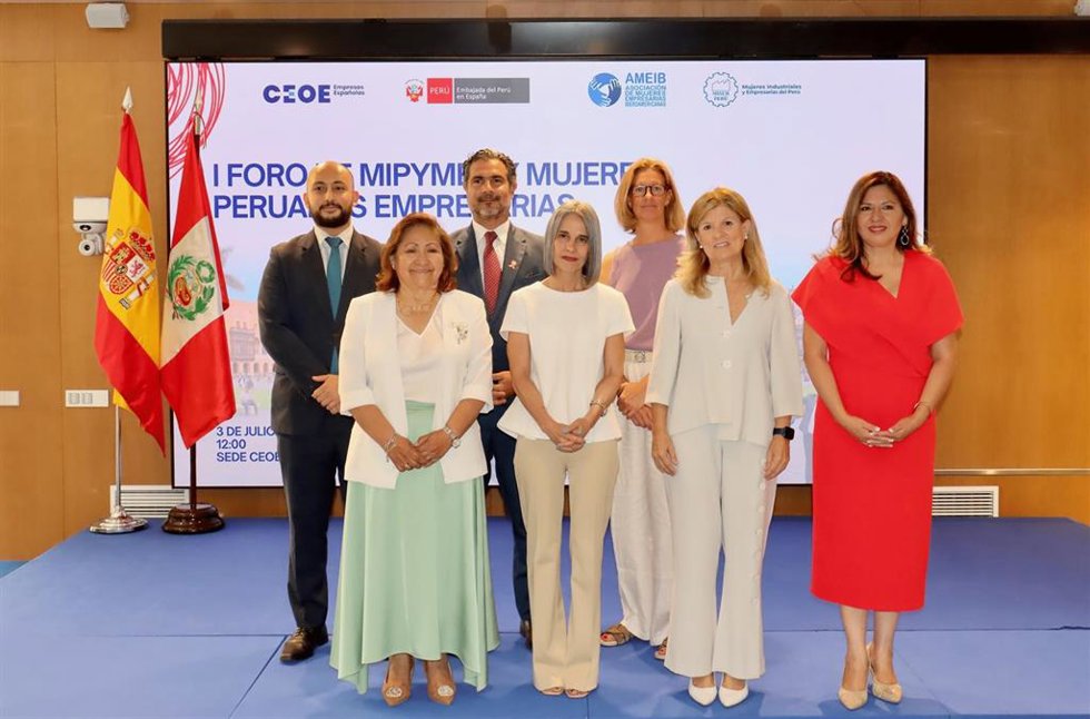 Foto de familia de algunos de los participantes en el I Foro de Mipymes y Mujeres Peruanas Empresarias.