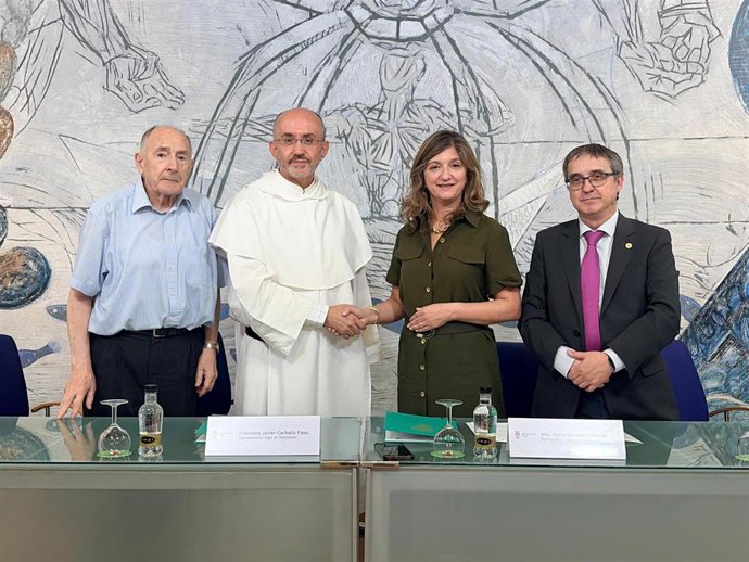 La rectora de la ULE, Nuria Gonzále y el prior provincial de la Provincia de Hispania de la Orden de Predicadores, Francisco Javier Carballo, han suscrito un convenio para la cesión de los fondos del Museo de Ciencias Naturales Dominicos-Padre Arintero.