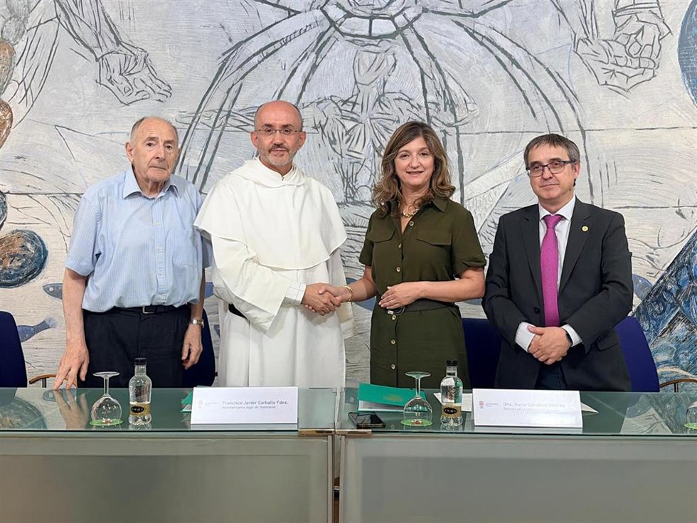 La rectora de la ULE, Nuria Gonzále y el prior provincial de la Provincia de Hispania de la Orden de Predicadores, Francisco Javier Carballo, han suscrito un convenio para la cesión de los fondos del Museo de Ciencias Naturales Dominicos-Padre Arintero.