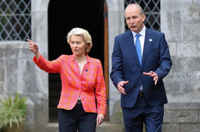 La presidenta de la Comisión Europea, Ursula von der Leyen, pasea junto al primer ministro de Irlanda, Micheál Martin, en la Universidad de Cork, con motivo del inicio de la Presidencia irlandesa del Consejo de la Unión Europea.