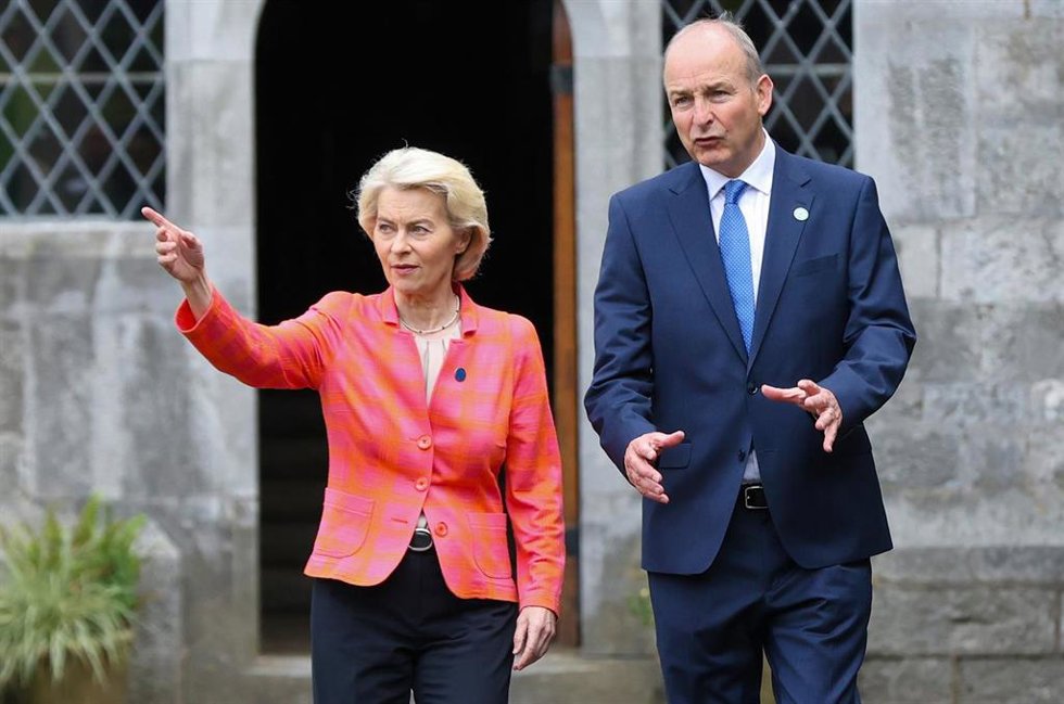 La presidenta de la Comisión Europea, Ursula von der Leyen, pasea junto al primer ministro de Irlanda, Micheál Martin, en la Universidad de Cork, con motivo del inicio de la Presidencia irlandesa del Consejo de la Unión Europea.