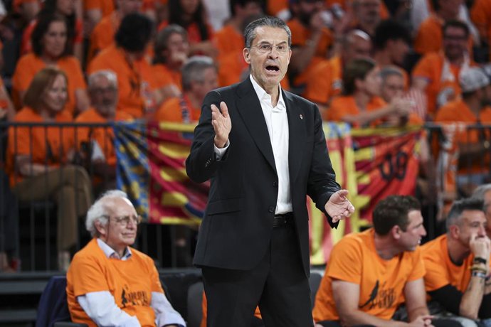 Archivo - Arquivo - Pedro Martinez, técnico do Valencia Basket, gesticula durante o jogo 5 das eliminatórias da EuroLiga entre o Valencia Basket e o Panathinaikos Aktor de Atenas, na Roig Arena, em 13 de maio de 2026, em Valência, Espanha.