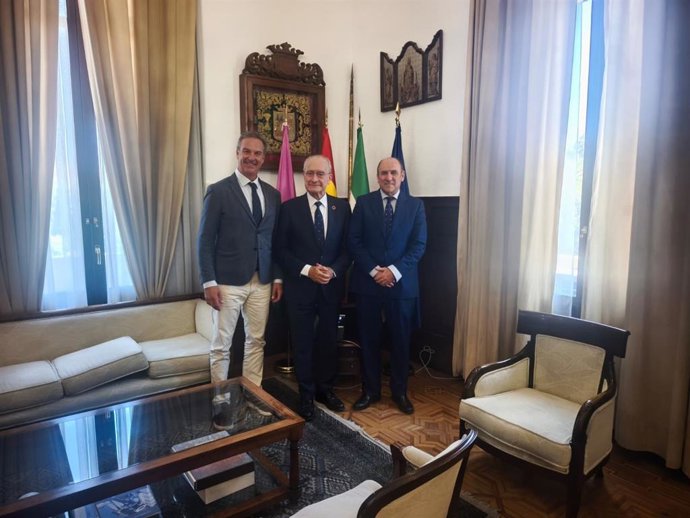 El alcalde de Málaga, Francisco de la Torre, junto al presidente del Congreso Sepes Málaga 2026, Eduardo Crooke, y al vicepresidente de Sepes, Rafael Martínez de Fuentes, durante la reunión.