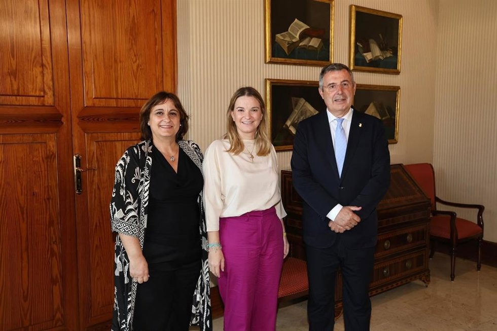 La presidenta del Govern, Marga Prohens, y el presidente de la Diputación de Girona, Miquel Noguer, en el Consolat de Mar