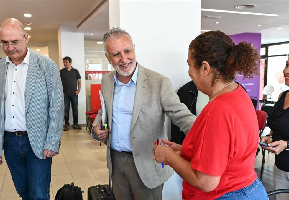 El secretario general del PSOE Canarias, Ángel Víctor Torres