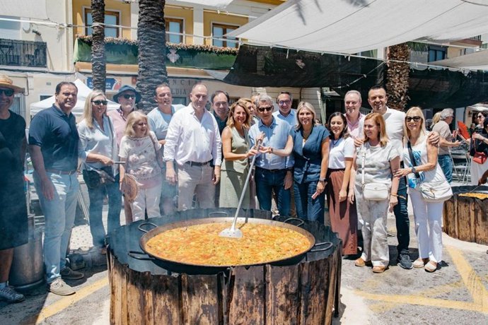 El líder del PP, Alberto Núñez Feijóo, acude a las Paellas.