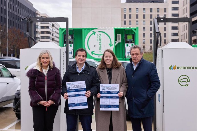 Archivo - Garbiñe Basterra, el consejero Mikel Irujo, Ainhoa Garmendia y Carlos Sagüés, en la presentación del Plan Tximista en febrero.