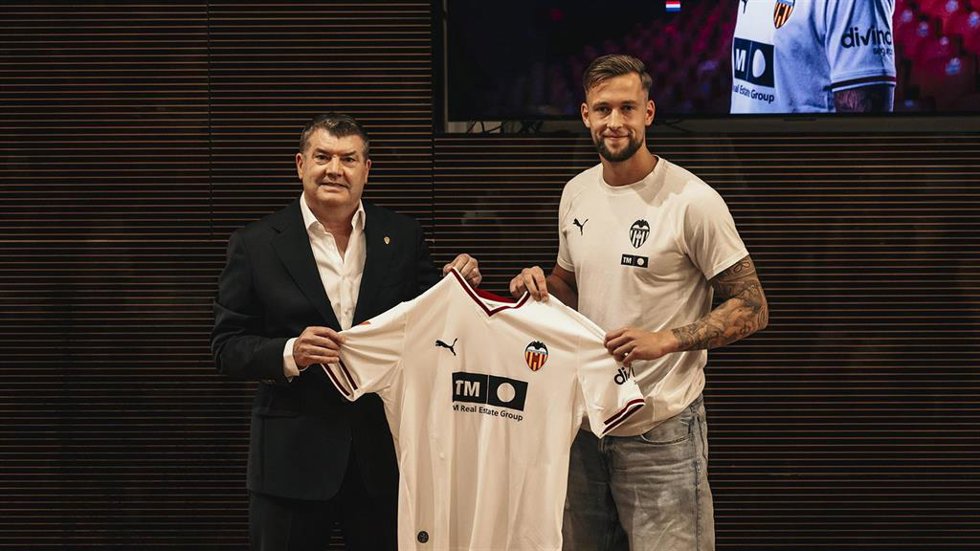 El defensa neerlandés Justin de Haas en su presentación como nuevo jugador del Valencia CF