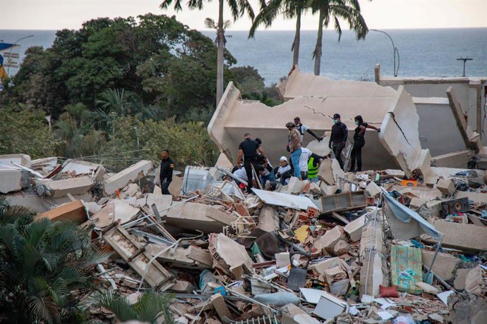 July 2, 2026, La Guaira, Yaracuy State, Venezuela: Urban Search and Rescue team members and civilians remove ruble by hand during search and rescue operations on a collapsed building, June 29, 2026 in La Guaira, Venezuela. More than 2300 people have been 