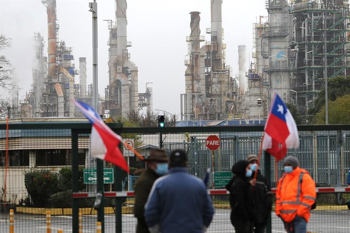 Talcahuano, 9 mayo 2022. El Gobierno ordenó a Carabineros realizar el desalojo de los trabajadores subcontratados que mantienen bloqueado el acceso a la refinería de la Empresa Nacional del Petróleo (ENAP) en la comuna de Hualpén, en la Región del