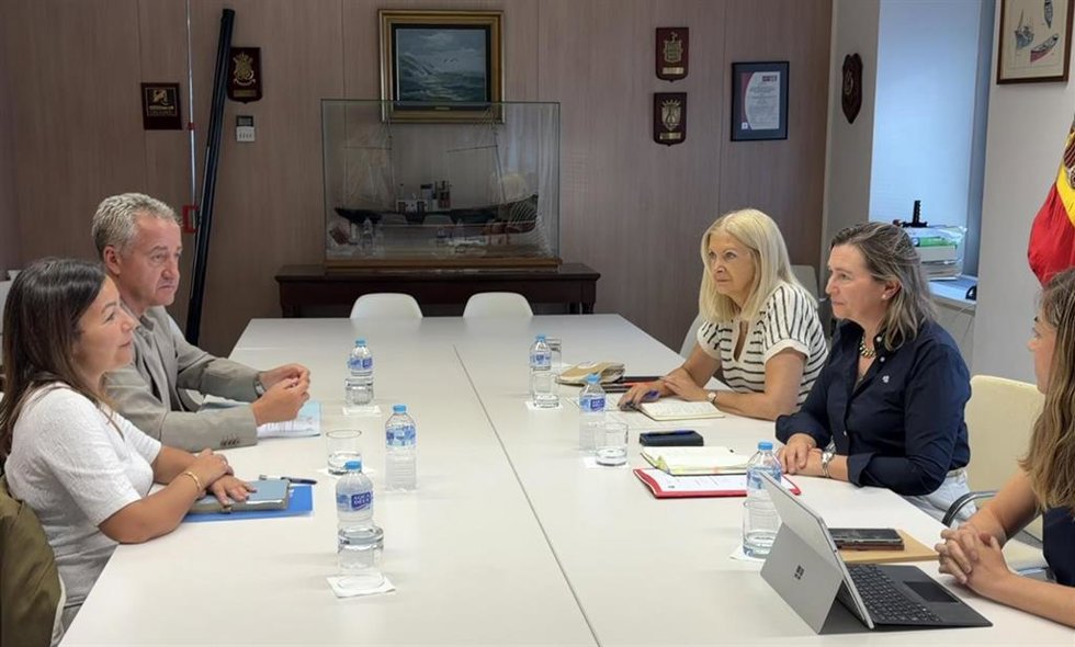 La conselleira do Mar, Marta Villaverde, y la secretaria xeral de Pesca, Isabel Artime