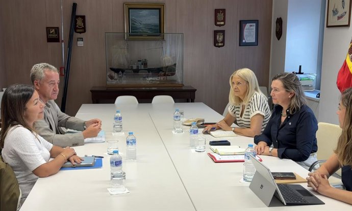 La conselleira do Mar, Marta Villaverde, y la secretaria xeral de Pesca, Isabel Artime