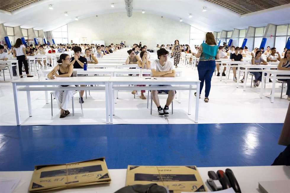 Estudiantes se presentan a una convocatoria de la PAU en una de las aulas habilitadas por la Pablo de Olavide