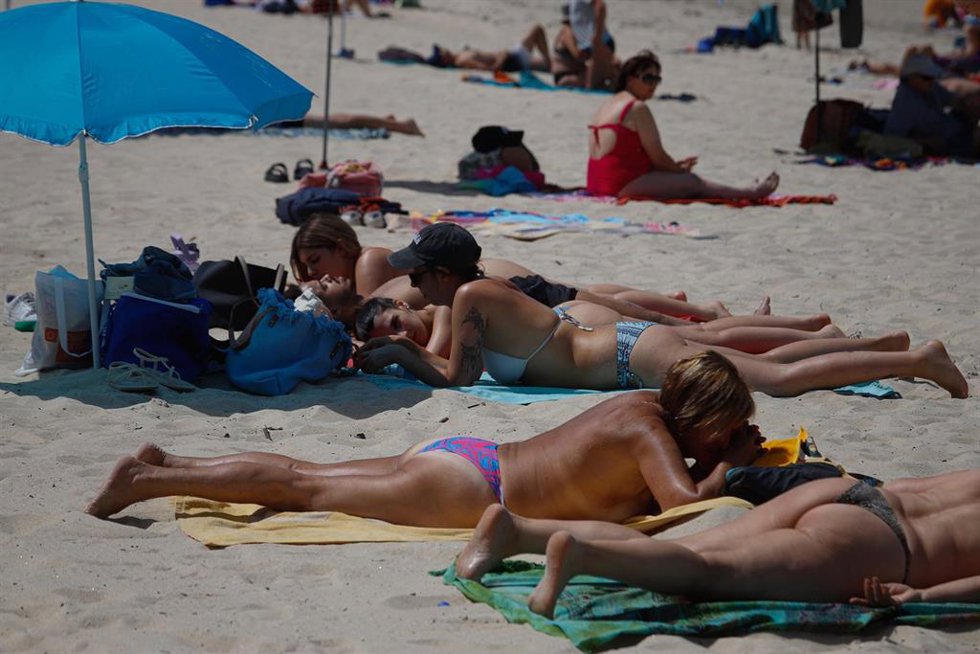 Archivo - Varias personas en la playa de Samil, a 31 de mayo de 2025, en Vigo, Pontevedra, Galicia (España).