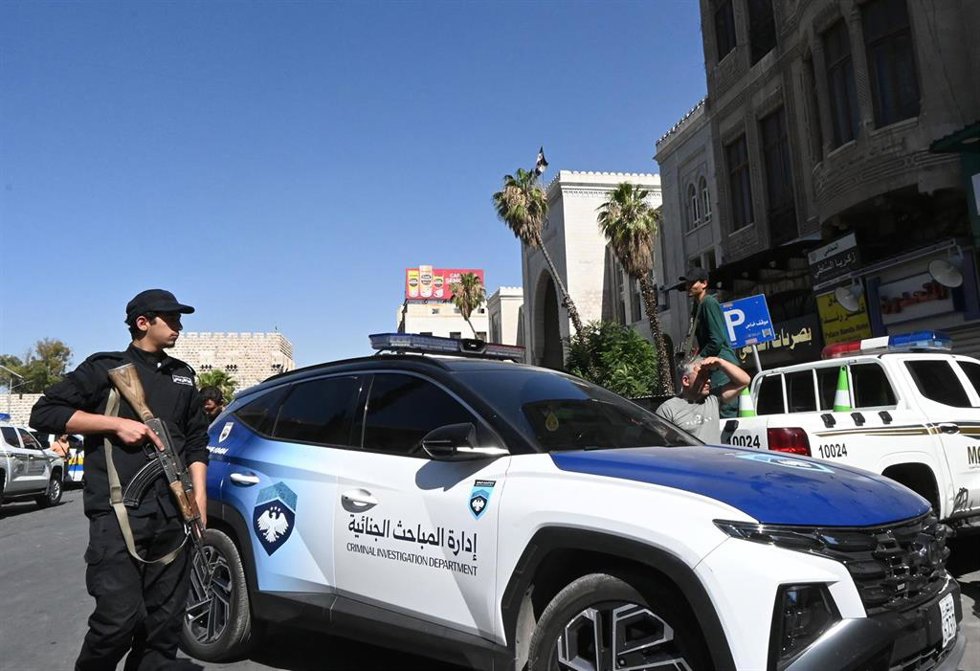 Efectivos de las fuerzas de seguridad sirias en el lugar del atentado con bomba en Damasco