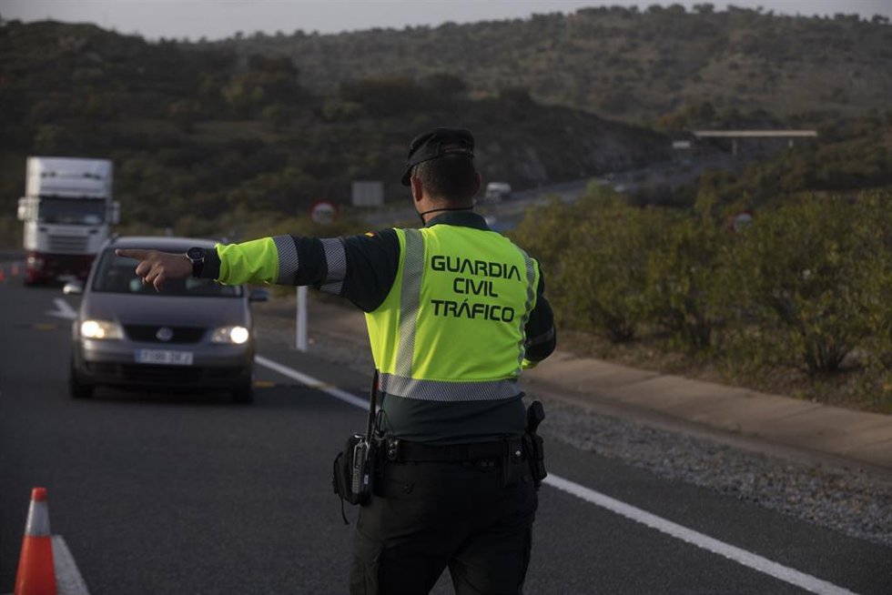 Archivo - Un agente de la Guardia Civil durante un control de movilidad en la Autovía de la A-66 dirección Sevilla en las inmediaciones del El Roquillo, en foto de recurso