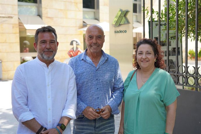 El portavoz del PSOE en el Ayuntamiento de Córdoba, Antonio Hurtado, acompañado por miembros de su grupo, ante la sede de Sadeco.