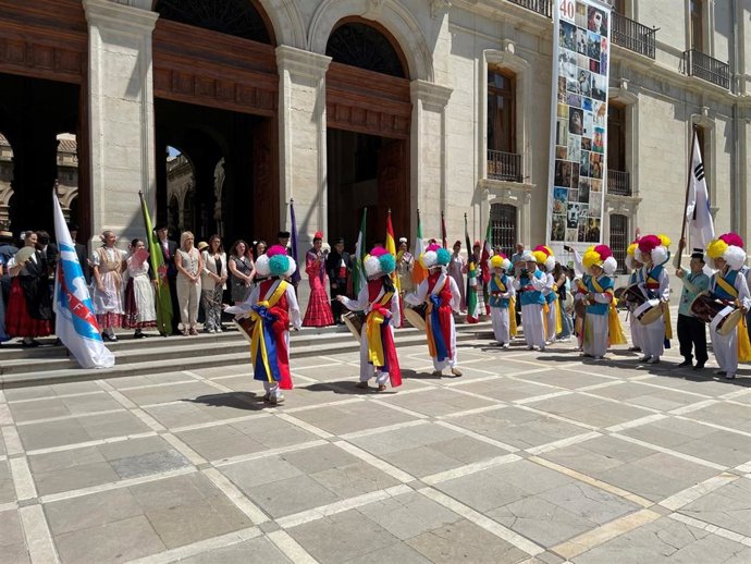 Recepción a los grupos en el 39ª Festival Internacional de Música, Danza y Canciones Populares Folk del Mundo.