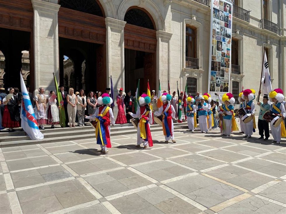 Recepción a los grupos en el 39ª Festival Internacional de Música, Danza y Canciones Populares Folk del Mundo.