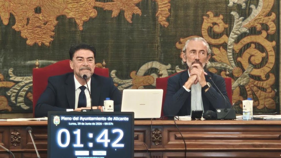 El vicesecretario del Ayuntamiento de Alicante, Germán Pascual (d), junto al alcalde de la ciudad, Luis Barcala (i), durante un pleno municipal