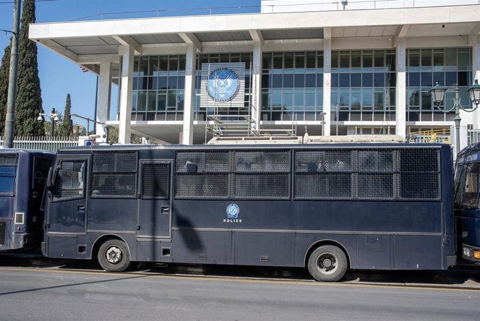 Archivo - Imagen de archivo de autobuses de la Policía de Grecia.