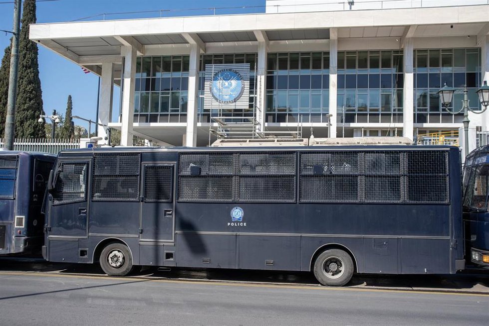 Archivo - Imagen de archivo de autobuses de la Policía de Grecia.