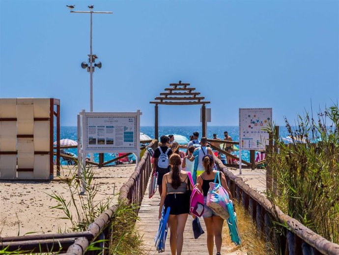 Archivo - Imagen de la playa de Camposoto en San Fernando