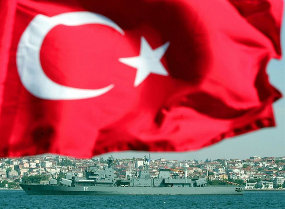 Bandera de Turquía en Estambul en frente del buque rumano ‘Mărășești’, en Estambul A Turkish flag flies on a ship i