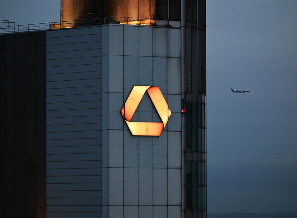 Archivo - FILED - 29 January 2025, Hesse, Frankfurt/Main: The company logo lights up on the Commerzbank headquarters at sunset. Photo: Arne Dedert/dpa