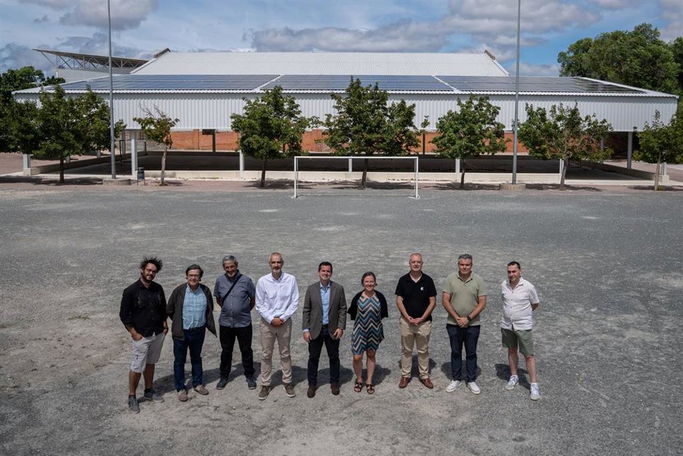El consejero Irujo junto al equipo directivo de la Ikastola y la Cooperativa delante la instalación fotovoltaica.