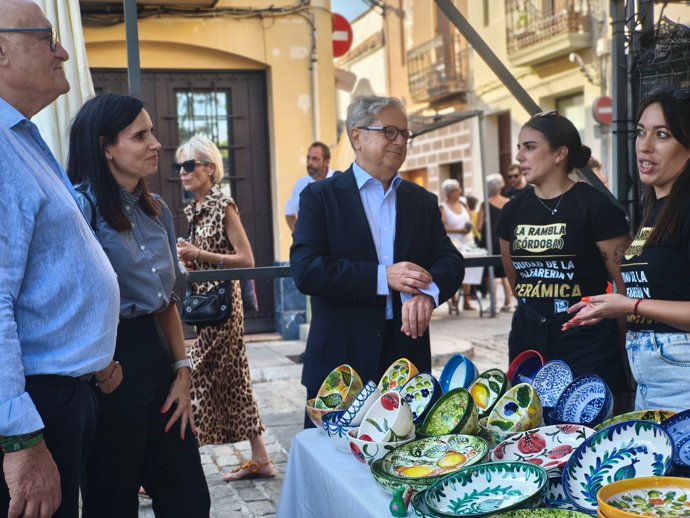 Salvador Fuentes (centro), durante su visita a Argentona.