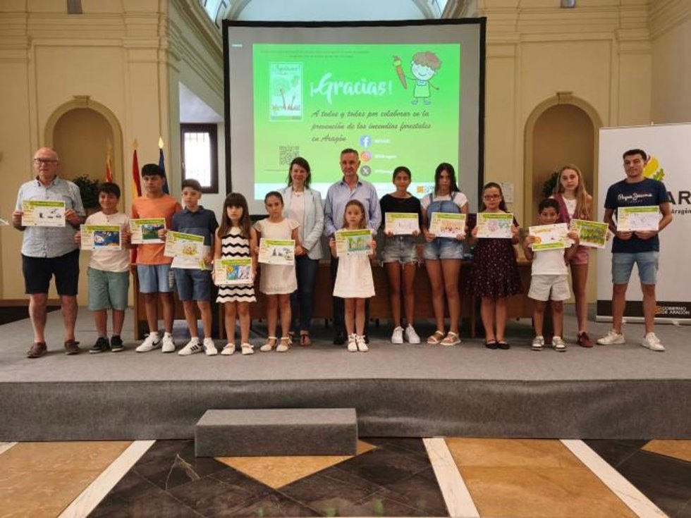 Luis Biendicho y Ana Oliván junto a los premiados.