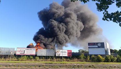 Controlado el incendio en la fábrica de palés de Valladolid en el que los bomberos han perdido dos camiones