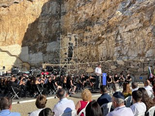 El consejero en funciones de Agricultura, Pesca, Agua y Desarrollo Rural, Ramón Fernández-Pacheco, en la inauguración del Parque Minero de Macael (Almería).
